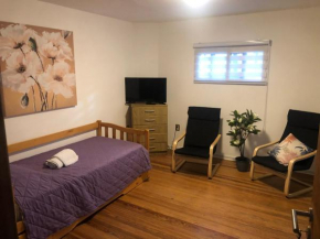 Habitación cuarto grande con baño privado en Parque Rodó